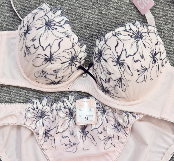 90588(ノンワイヤー) 脇高ガーリーフラワー刺繍